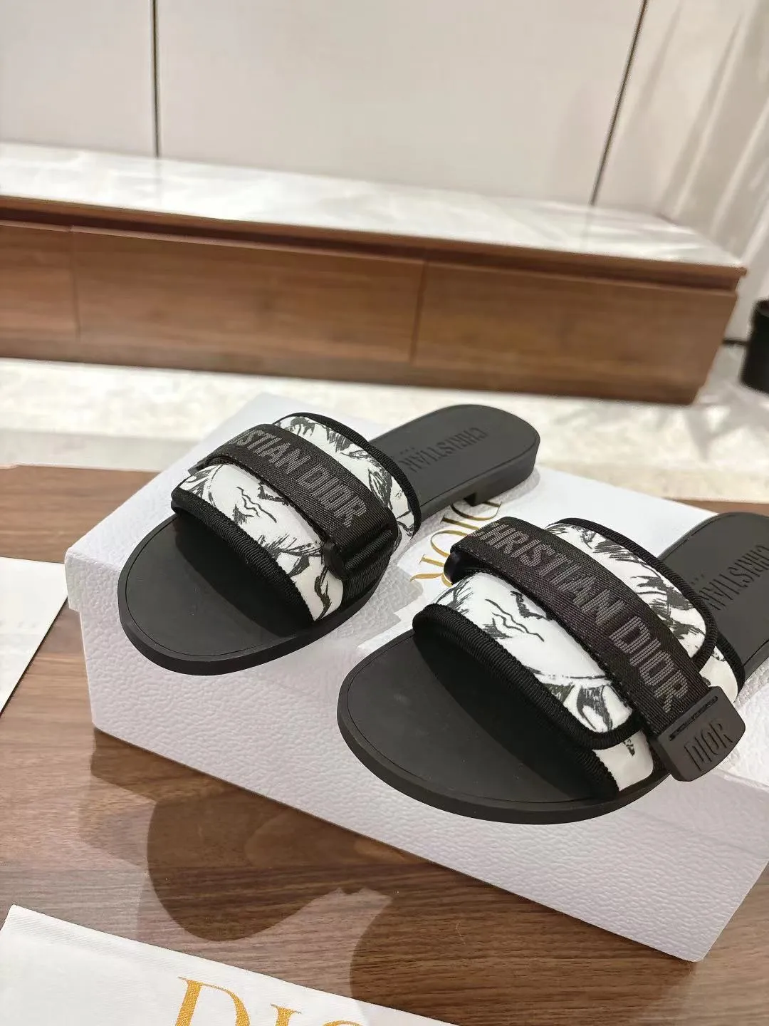 👟👟Ex-factory price 380👟👟 Dior D’s latest series of Velcro buckle sandals and slippers in new colors! Perfect reproduction of the original version, the most popular color matching fabric, super layered ▪️Original molded high-end TPU outsole (not ordinary rubber) ▪️Very comfortable and easy to walk. All upper materials are custom-made from the original ▪️3D electric embroidered three-dimensional cloth surface, very versatile, a must-have for lazy people in summer ▪️Number of yards: 35-41